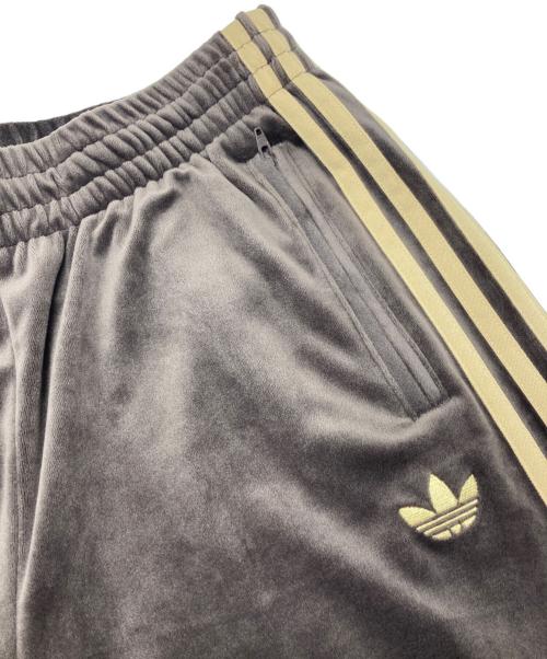 adidas（アディダス）adidas (アディダス) FB TP VELOUR トラックパンツ カーキ サイズ:XSの古着・服飾アイテム