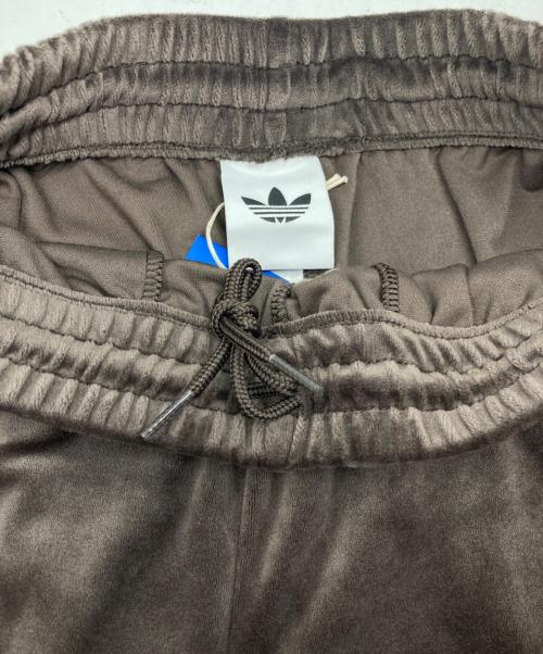 adidas（アディダス）adidas (アディダス) FB TP VELOUR トラックパンツ カーキ サイズ:XSの古着・服飾アイテム