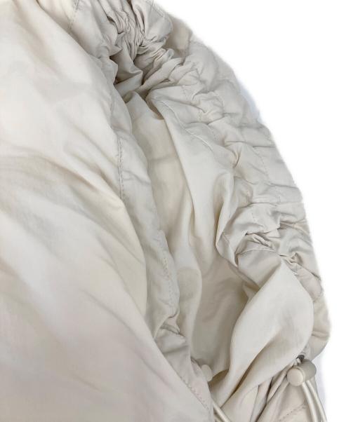 Mila Owen（ミラオーウェン）Mila Owen (ミラオーウェン) サスティナブルサイドリボンダウンポンチョ ホワイト サイズ:FREEの古着・服飾アイテム