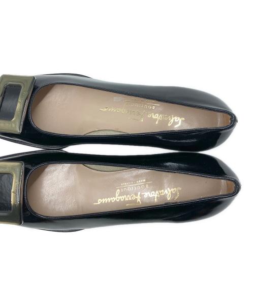 Salvatore Ferragamo（サルヴァトーレ フェラガモ）Salvatore Ferragamo (サルヴァトーレ フェラガモ) バックルデザインエナメルパンプス ブラック サイズ:5の古着・服飾アイテム