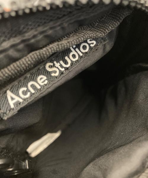 Acne studios（アクネ ストゥディオス）ACNE STUDIOS (アクネ ストゥディオス) ロゴプレートポケットバッグ ブラックの古着・服飾アイテム