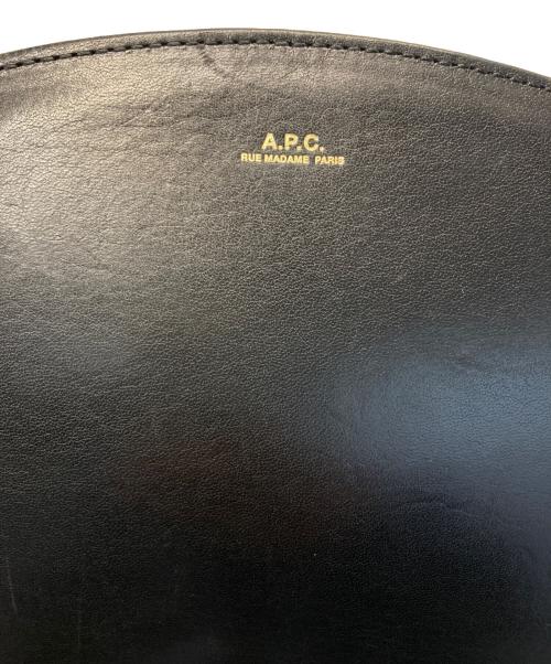 A.P.C.（アーペーセー）A.P.C. (アーペーセー) ハーフムーンレザーショルダーバッグ ブラックの古着・服飾アイテム