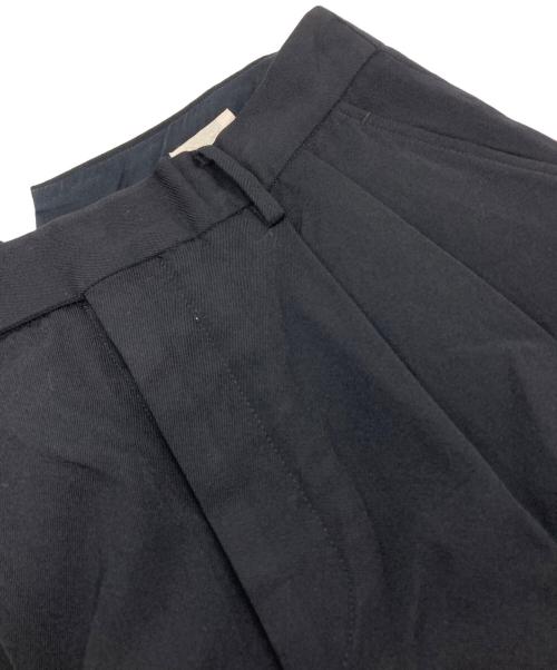 COMOLI（コモリ）COMOLI (コモリ) ウールギャバ 2タックパンツ ブラック サイズ:1の古着・服飾アイテム