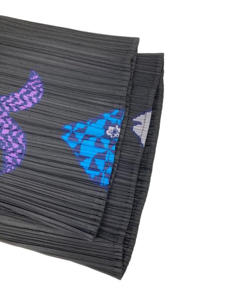 PLEATS PLEASE（プリーツプリーズ）PLEATS PLEASE (プリーツプリーズ) フィッシュプリント ストレートパンツ ブラック サイズ:2の古着・服飾アイテム