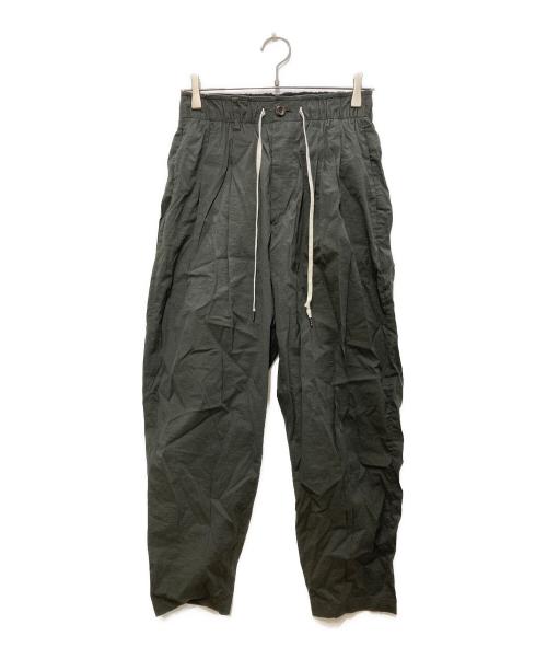 KAZUYUKI KUMAGAI ATTACHMENT（カズユキクマガイ アタッチメント）KAZUYUKI KUMAGAI ATTACHMENT STRETCH CLOTH 2TUCK WIDE TAPERED PT/ストレッチ クロス ツータック ワイド テーパード ピーティー カーキ サイズ:1の古着・服飾アイテム