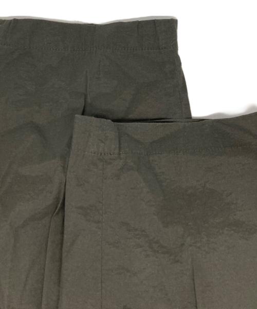 KAZUYUKI KUMAGAI ATTACHMENT（カズユキクマガイ アタッチメント）KAZUYUKI KUMAGAI ATTACHMENT STRETCH CLOTH 2TUCK WIDE TAPERED PT/ストレッチ クロス ツータック ワイド テーパード ピーティー カーキ サイズ:1の古着・服飾アイテム