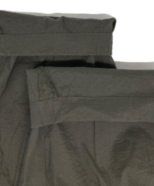 KAZUYUKI KUMAGAI ATTACHMENT（カズユキクマガイ アタッチメント）KAZUYUKI KUMAGAI ATTACHMENT STRETCH CLOTH 2TUCK WIDE TAPERED PT/ストレッチ クロス ツータック ワイド テーパード ピーティー カーキ サイズ:1の古着・服飾アイテム