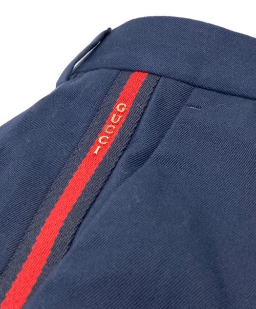 GUCCI（グッチ）GUCCI (グッチ) ウェブ ストライプ コットンギャバジン パンツ ネイビー サイズ:46の古着・服飾アイテム