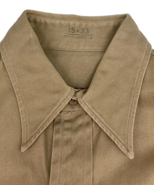 VINTAGE（ヴィンテージ）VINTAGE (ヴィンテージ) STAND UP COLLAR 袖ワッペンシャツ/スタンドアップカラー ベージュ サイズ:15－33の古着・服飾アイテム