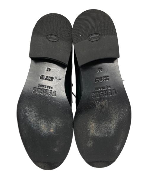 VERSUS VERSACE（ヴェルサス ヴェルサーチェ）VERSUS VERSACE (ヴェルサス ヴェルサーチェ) ライオンメタルチャッカブーツ ブラック サイズ:43の古着・服飾アイテム