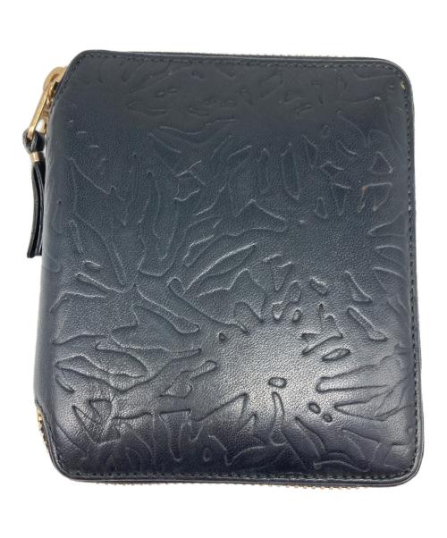 COMME des GARCONS（コムデギャルソン）COMME des GARCONS (コムデギャルソン) エンボスフォレスト 二つ折り財布 ブラックの古着・服飾アイテム