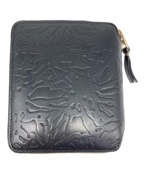 COMME des GARCONS（コムデギャルソン）COMME des GARCONS (コムデギャルソン) エンボスフォレスト 二つ折り財布 ブラックの古着・服飾アイテム