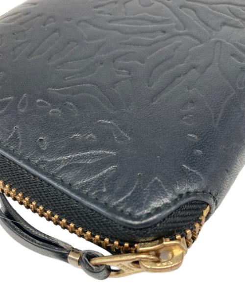COMME des GARCONS（コムデギャルソン）COMME des GARCONS (コムデギャルソン) エンボスフォレスト 二つ折り財布 ブラックの古着・服飾アイテム