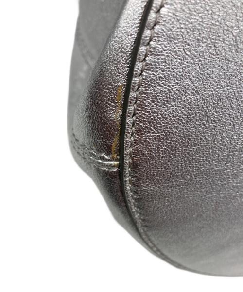 J&M DAVIDSON（ジェイ＆エム デヴィッドソン）J&M DAVIDSON (ジェイ＆エム デヴィッドソン) MINI NUBE BUCKET ハンドバッグ シルバーの古着・服飾アイテム