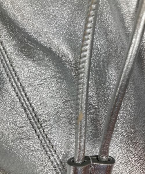 J&M DAVIDSON（ジェイ＆エム デヴィッドソン）J&M DAVIDSON (ジェイ＆エム デヴィッドソン) MINI NUBE BUCKET ハンドバッグ シルバーの古着・服飾アイテム