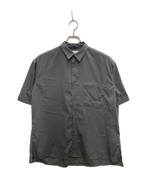 WHITE MOUNTAINEERING（ホワイトマウンテ二アニング）WHITE MOUNTAINEERING (ホワイトマウンテ二アニング) REGULAR COLLAR S/S SHIRT グレーの古着・服飾アイテム