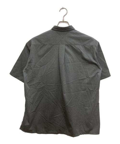 WHITE MOUNTAINEERING（ホワイトマウンテ二アニング）WHITE MOUNTAINEERING (ホワイトマウンテ二アニング) REGULAR COLLAR S/S SHIRT グレーの古着・服飾アイテム