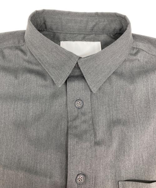 WHITE MOUNTAINEERING（ホワイトマウンテ二アニング）WHITE MOUNTAINEERING (ホワイトマウンテ二アニング) REGULAR COLLAR S/S SHIRT グレーの古着・服飾アイテム