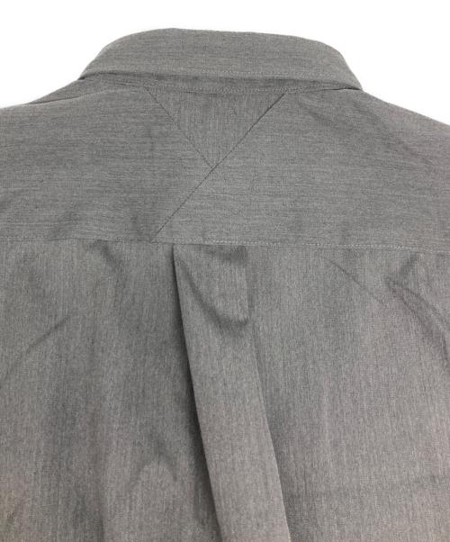 WHITE MOUNTAINEERING（ホワイトマウンテ二アニング）WHITE MOUNTAINEERING (ホワイトマウンテ二アニング) REGULAR COLLAR S/S SHIRT グレーの古着・服飾アイテム