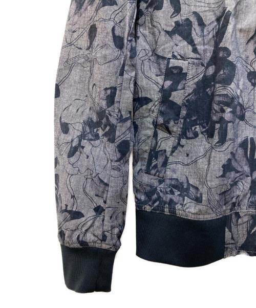 ARMANI EXCHANGE（アルマーニ エクスチェンジ）ARMANI EXCHANGE (アルマーニ エクスチェンジ) フラワープリント ジップアップジャケット ネイビー サイズ:Ｓの古着・服飾アイテム