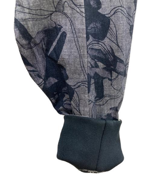 ARMANI EXCHANGE（アルマーニ エクスチェンジ）ARMANI EXCHANGE (アルマーニ エクスチェンジ) フラワープリント ジップアップジャケット ネイビー サイズ:Ｓの古着・服飾アイテム