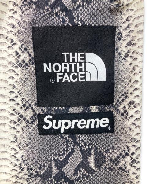 THE NORTH FACE（ザ ノース フェイス）THE NORTH FACE (ザ ノース フェイス) SUPREME (シュプリーム) Snakeskin Taped Seam Coaches Jacket ホワイト×ブラック サイズ:Sの古着・服飾アイテム
