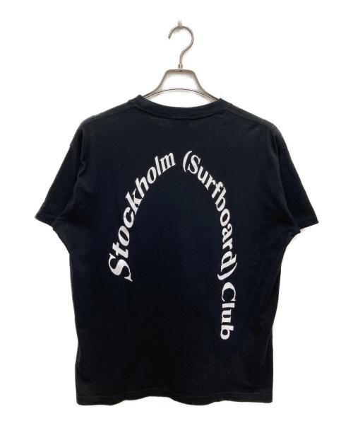 Stockholm Surfboard Club（ストックホルム サーフボード クラブ）Stockholm Surfboard Club (ストックホルム サーフボード クラブ) バックプリント半袖Tシャツ ブラック サイズ:Lの古着・服飾アイテム