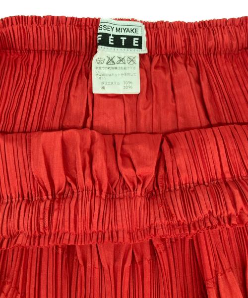 ISSEY MIYAKE FETE（イッセイミヤケフェット）ISSEY MIYAKE FETE (イッセイミヤケフェット) プリーツスカート レッド サイズ:2の古着・服飾アイテム