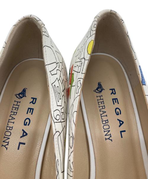REGAL（リーガル）REGAL (リーガル) HERALBONY (ヘラルボニー) ヘラルボニー ローヒールパンプス ホワイト サイズ:24cmの古着・服飾アイテム