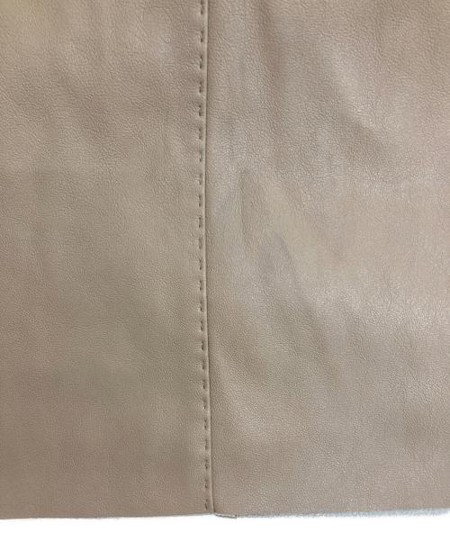 UNTITLED（アンタイトル）UNTITLED (アンタイトル) フェイクレザースカート ベージュ サイズ:3の古着・服飾アイテム