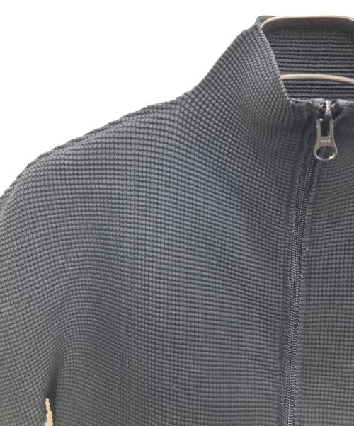 me ISSEY MIYAKE（ミーイッセイ ミヤケ）me ISSEY MIYAKE (ミーイッセイ ミヤケ) ジップアッププリーツジャケット ブラック サイズ:FREEの古着・服飾アイテム