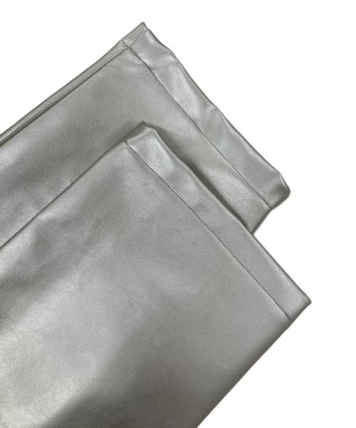 6(ROKU) BEAUTY&YOUTH（ロク ビューティーアンドユース）6(ROKU) BEAUTY&YOUTH (ロク ビューティーアンドユース) SILVER COLOR FAKE LEATHER PANTS シルバー サイズ:36 未使用品の古着・服飾アイテム