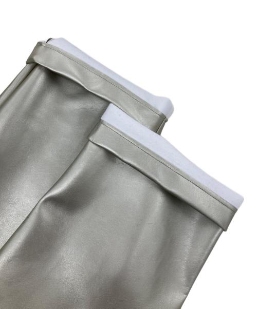 6(ROKU) BEAUTY&YOUTH（ロク ビューティーアンドユース）6(ROKU) BEAUTY&YOUTH (ロク ビューティーアンドユース) SILVER COLOR FAKE LEATHER PANTS シルバー サイズ:36 未使用品の古着・服飾アイテム