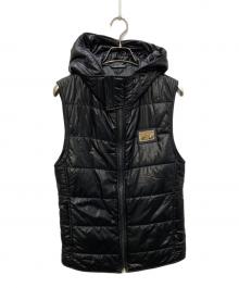 DOLCE & GABBANA（ドルチェ＆ガッバーナ）の古着「エナメル中綿フードベスト」｜ブラック