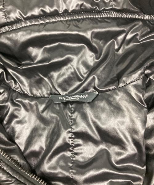 DOLCE & GABBANA（ドルチェ＆ガッバーナ）DOLCE & GABBANA (ドルチェ＆ガッバーナ) エナメル中綿フードベスト ブラック サイズ:SIZE 44の古着・服飾アイテム