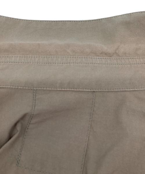 HOMME PLISSE ISSEY MIYAKE（オム プリッセ イッセイ ミヤケ）HOMME PLISSE ISSEY MIYAKE (オム プリッセ イッセイ ミヤケ) STREAMLINE SHIRT ベージュ サイズ:2の古着・服飾アイテム