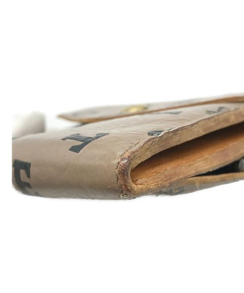 IL BISONTE（イル ビゾンテ）IL BISONTE (イル ビゾンテ) ランダムロゴレザーウォレットの古着・服飾アイテム