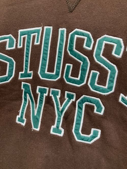 stussy（ステューシー）stussy (ステューシー) ヴィンテージカレッジロゴスウェット ブラウン×グリーン サイズ:XLの古着・服飾アイテム