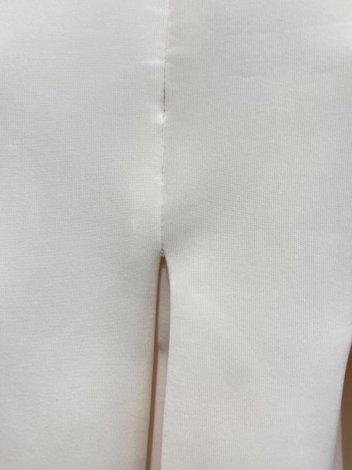 anuans（アニュアンス）anuans (アニュアンス) ペプラムカットトップス アイボリー サイズ:F 未使用品の古着・服飾アイテム