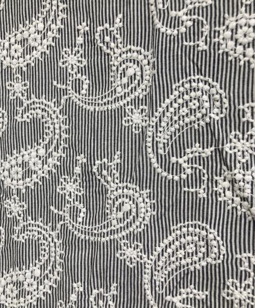 BEARDSLEY（ビアズリー）BEARDSLEY (ビアズリー) ペイズリー刺繍Tシャツ グレー サイズ:FREEの古着・服飾アイテム