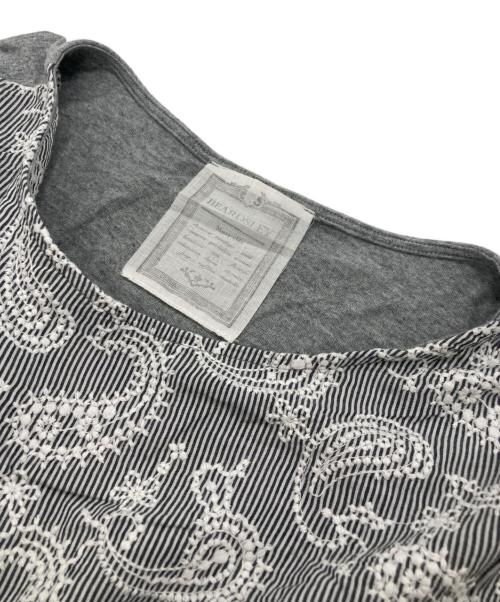 BEARDSLEY（ビアズリー）BEARDSLEY (ビアズリー) ペイズリー刺繍Tシャツ グレー サイズ:FREEの古着・服飾アイテム