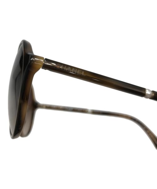CHANEL（シャネル）CHANEL (シャネル) フェイクパールサングラス ブラウン サイズ:53□19−140の古着・服飾アイテム