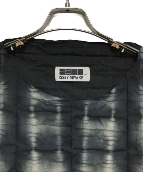 ISSEY MIYAKE（イッセイミヤケ）ISSEY MIYAKE (イッセイミヤケ) 立体加工スクエアトップス ブラック×グリーン サイズ:2の古着・服飾アイテム