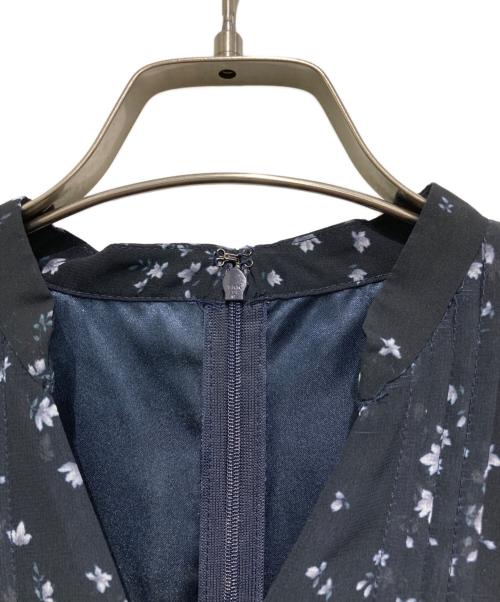 JUSGLITTY（ジャスグリッティー）JUSGLITTY (ジャスグリッティー) リトルフラワープリーツワンピース ネイビー サイズ:SIZE 0の古着・服飾アイテム