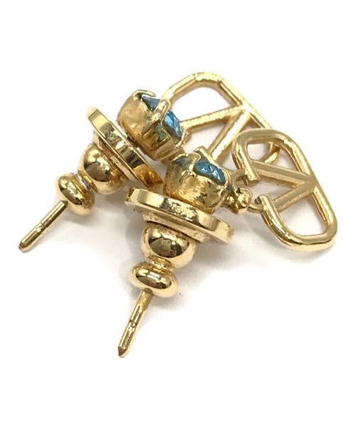 VALENTINO GARAVANI（ヴァレンティノ・ガラヴァーニ）VALENTINO GARAVANI (ヴァレンティノ・ガラヴァーニ) VロゴシグネチャーメタルXスワロフスキークリスタルピアス ゴールド×ブルー サイズ:ーの古着・服飾アイテム