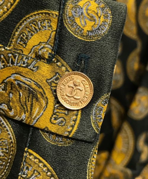 CHANEL BOUTIQUE（シャネル ブティック）CHANEL BOUTIQUE (シャネル ブティック) ヴィンテージココマークボタンコイン柄シルクワンピース オリーブ×イエロー サイズ:40の古着・服飾アイテム