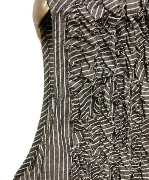 UNITED ARROWS TOKYO（ユナイテッドアローズトウキョウ）UNITED ARROWS TOKYO (ユナイテッドアローズトウキョウ) ノースリーブフリルブラウス グレー サイズ:-の古着・服飾アイテム