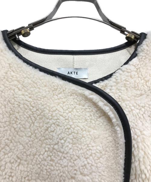 AKTE（アクテ）AKTE (アクテ) パイピングロングボアコート アイボリー サイズ:Freeの古着・服飾アイテム