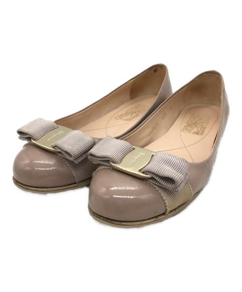 Salvatore Ferragamo（サルヴァトーレ フェラガモ）Salvatore Ferragamo (サルヴァトーレ フェラガモ) ヴァラリボンフラットパンプス ベージュ サイズ:4　1/2の古着・服飾アイテム