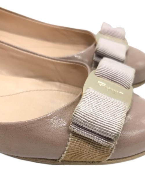 Salvatore Ferragamo（サルヴァトーレ フェラガモ）Salvatore Ferragamo (サルヴァトーレ フェラガモ) ヴァラリボンフラットパンプス ベージュ サイズ:4　1/2の古着・服飾アイテム